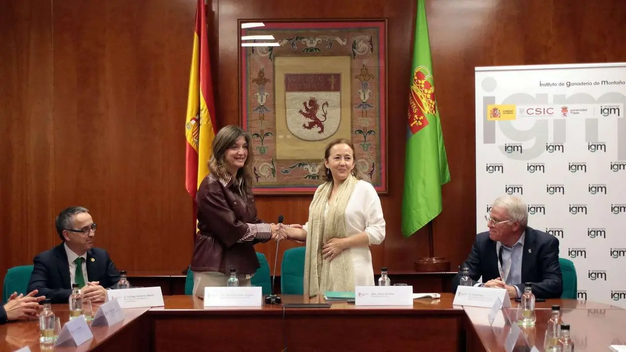 La rectora de la Universidad de Le&oacute;n, Nuria Gonz&aacute;lez, y la presidenta del Consejo Superior de Investigaciones Cient&iacute;ficas, Elo&iacute;sa del Pino, firman un nuevo convenio. / Peio Garc&iacute;a. Ical
