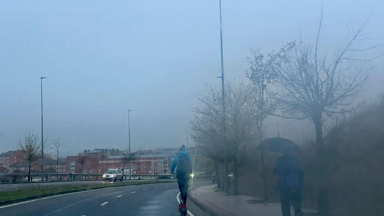 Un joven en patinete por el centro de Le&oacute;n. | SM