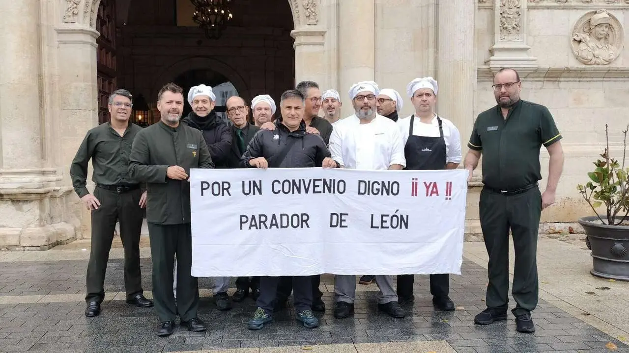 La plantilla del Parador de Le&oacute;n&nbsp;ha vuelto a concentrarse frente a la puerta de su centro de trabajo para protestar por sus condiciones laborales.