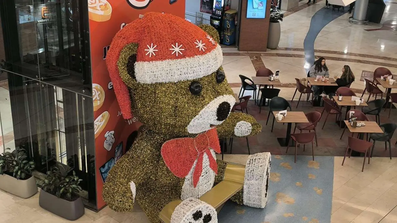 Oso gigante en Espacio Le&oacute;n. Le&oacute;n 24 Horas.