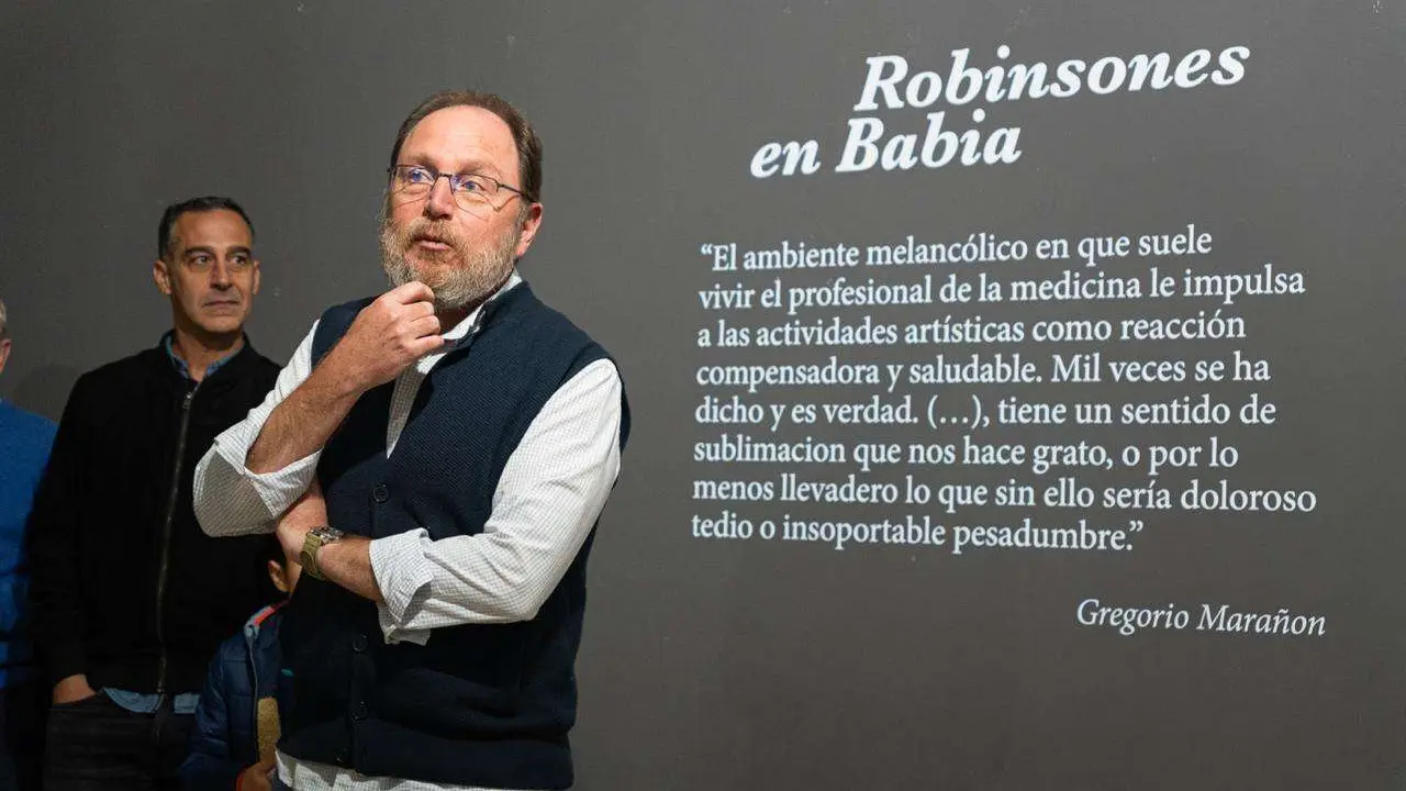 El doctor rural Pedro Higueras, en la inauguraci&oacute;n de la muestra. | JAVIER S&Aacute;NCHEZ