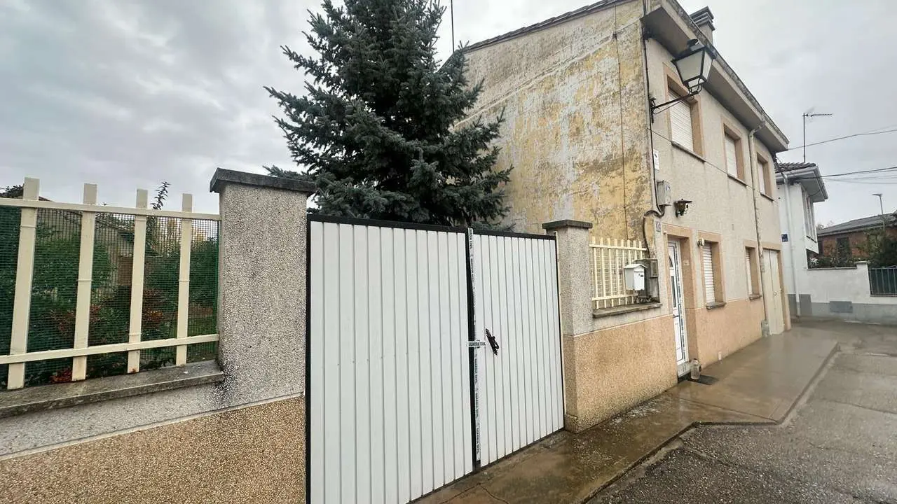 El cad&aacute;ver de Juan Carlos F.D. fue hallado en el interior del pozo de su vivienda de Lorenzana, en la imagen. Estaba mutilado. | SM