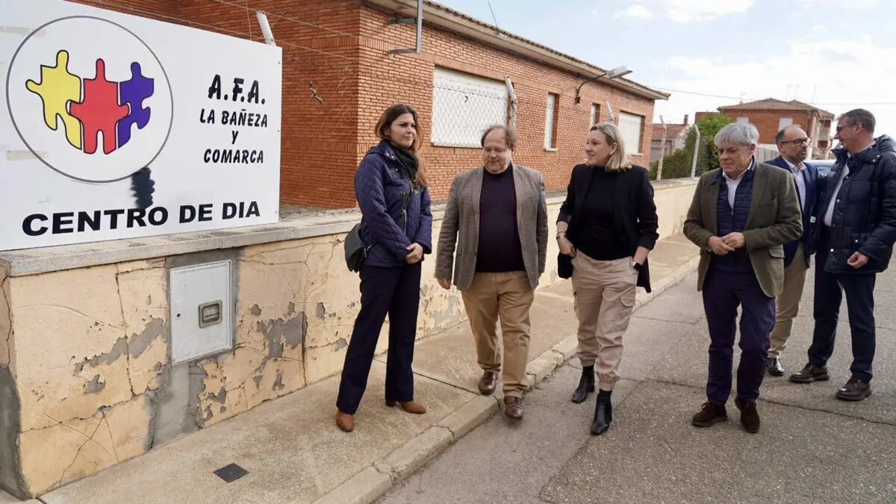 La vicepresidenta de la Junta y consejera de Familia e Igualdad de Oportunidades, Isabel Blanco, visita las obras realizadas para la ampliaci&oacute;n del Centro de D&iacute;a 'AFA La Ba&ntilde;eza'. | ICAL