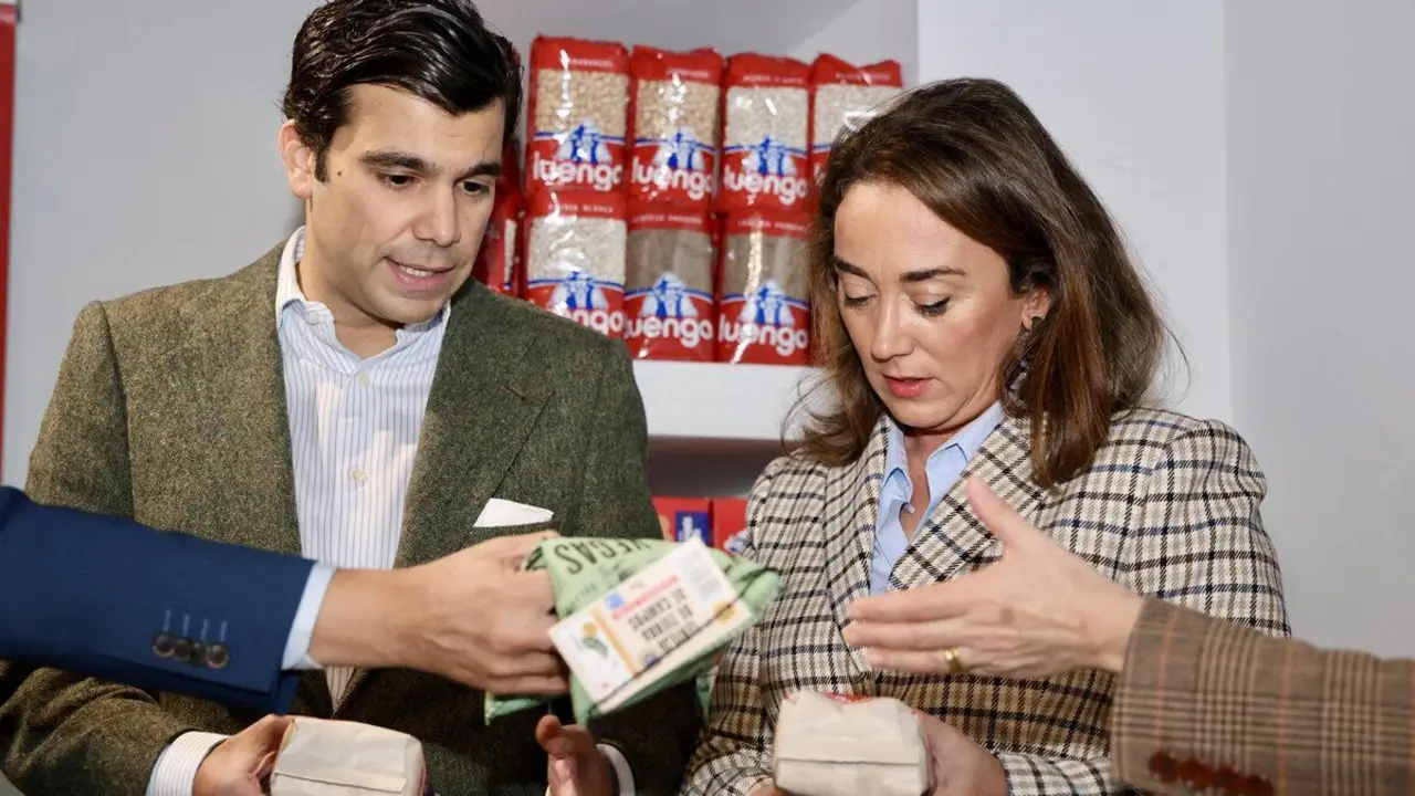 La consejera de Agricultura, Ganader&iacute;a y Desarrollo Rural, Mar&iacute;a Gonz&aacute;lez Corral, visit&oacute; este viernes las instalaciones de Legumbres Luengo. | ICAL