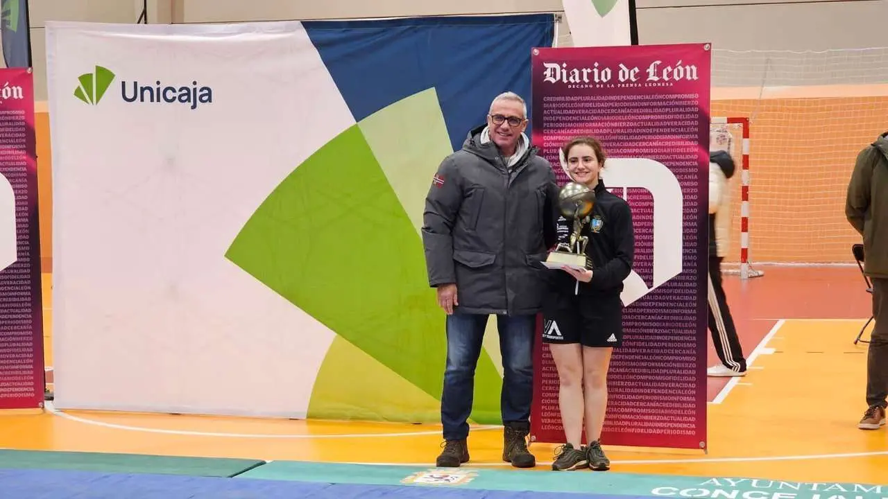 Entrega de trofeos a los campeones del Campe&oacute;n de Campeones. LE&Oacute;N 24 HORAS
