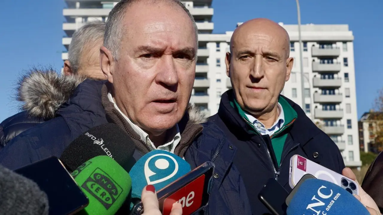 Eduardo L&oacute;pez Sendino, concejal de UPL, a la izquierda del alcalde de Le&oacute;n, Jos&eacute; Antonio Diez. | ICAL