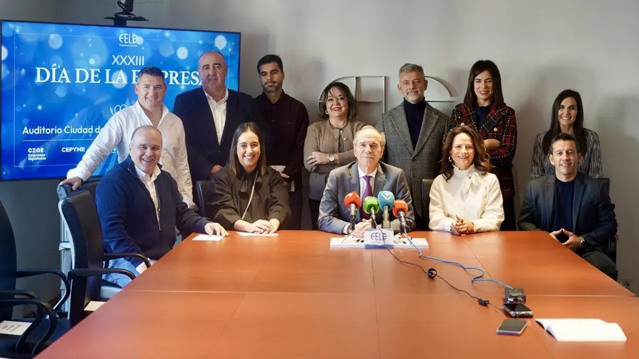 El presidente de la Federaci&oacute;n Leonesa de Empresarios, Juan Mar&iacute;a Vallejo, da a conocer a los galardonados con la distinci&oacute;n de Menciones Especiales que concede la patronal con motivo del D&iacute;a de la Empresa 2025. | ICAL