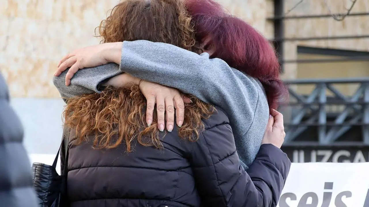 Familiares y amigos de las v&iacute;ctimas se concentraron a la puerta de los juzgados de Le&oacute;n en varias ocasiones, a la espera de una sentencia que tard&oacute; en llegar 2 a&ntilde;os, 7 meses y 14 d&iacute;as. | PEIO GARC&Iacute;A / ICAL