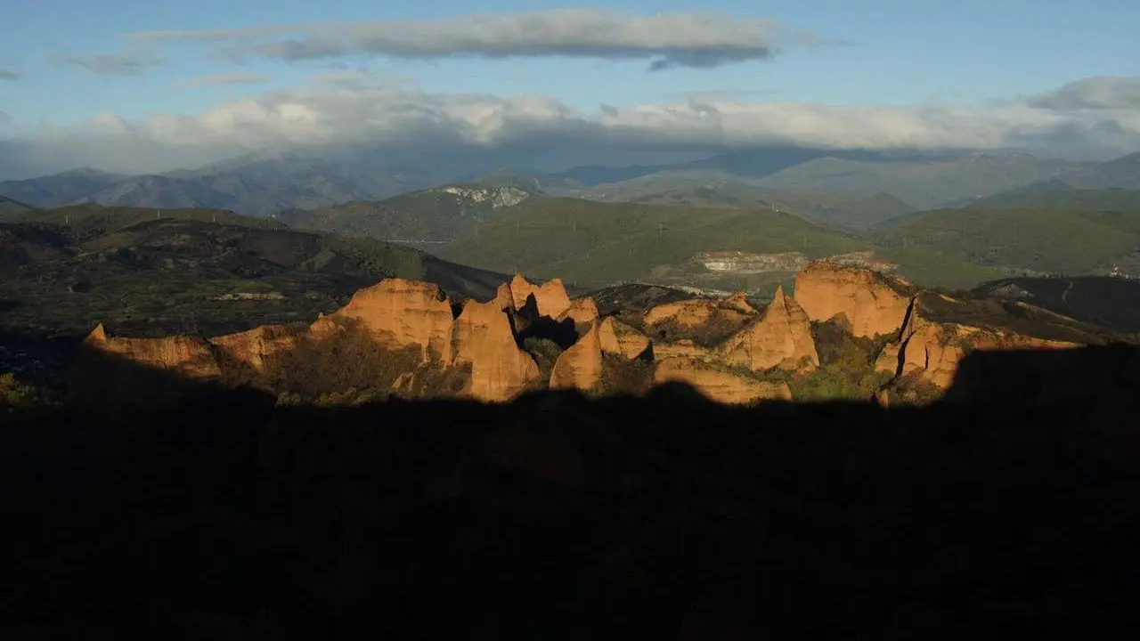 Desolador estado del paraje de Las M&eacute;dulas tras los incendios del verano pasado. | ICAL