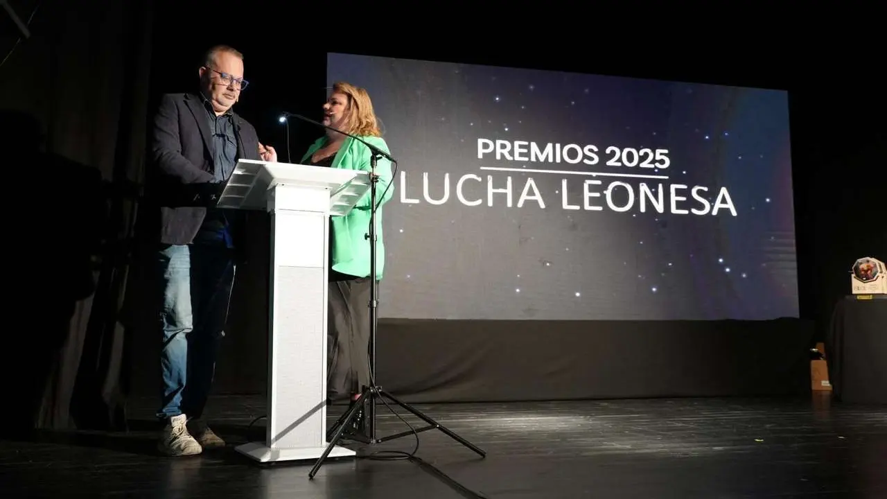 Participantes y premiados en la gala de la lucha leonesa celebrada en el auditorio Caf&eacute; Quijano. Antonio Barre&ntilde;ada.