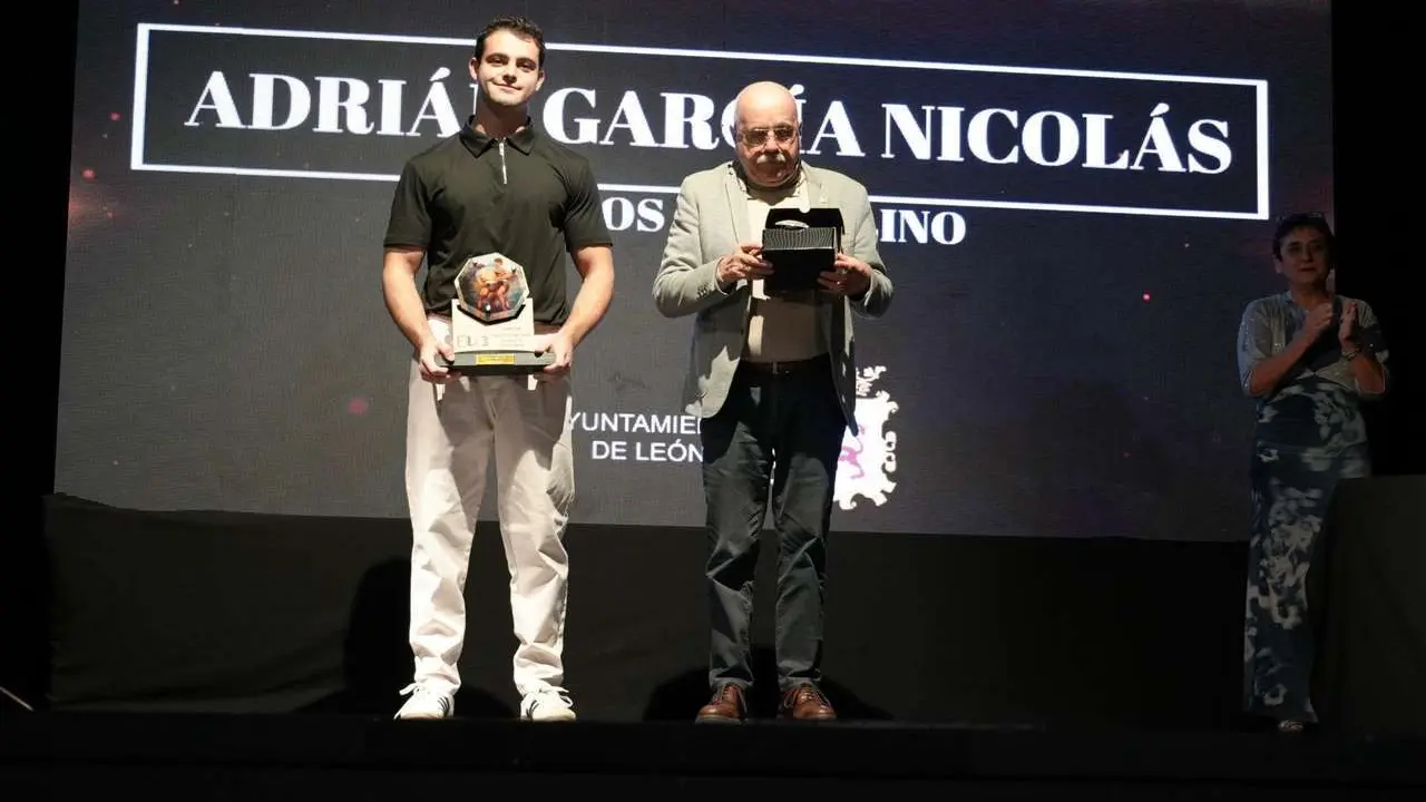Participantes y premiados en la gala de la lucha leonesa celebrada en el auditorio Caf&eacute; Quijano. Antonio Barre&ntilde;ada.