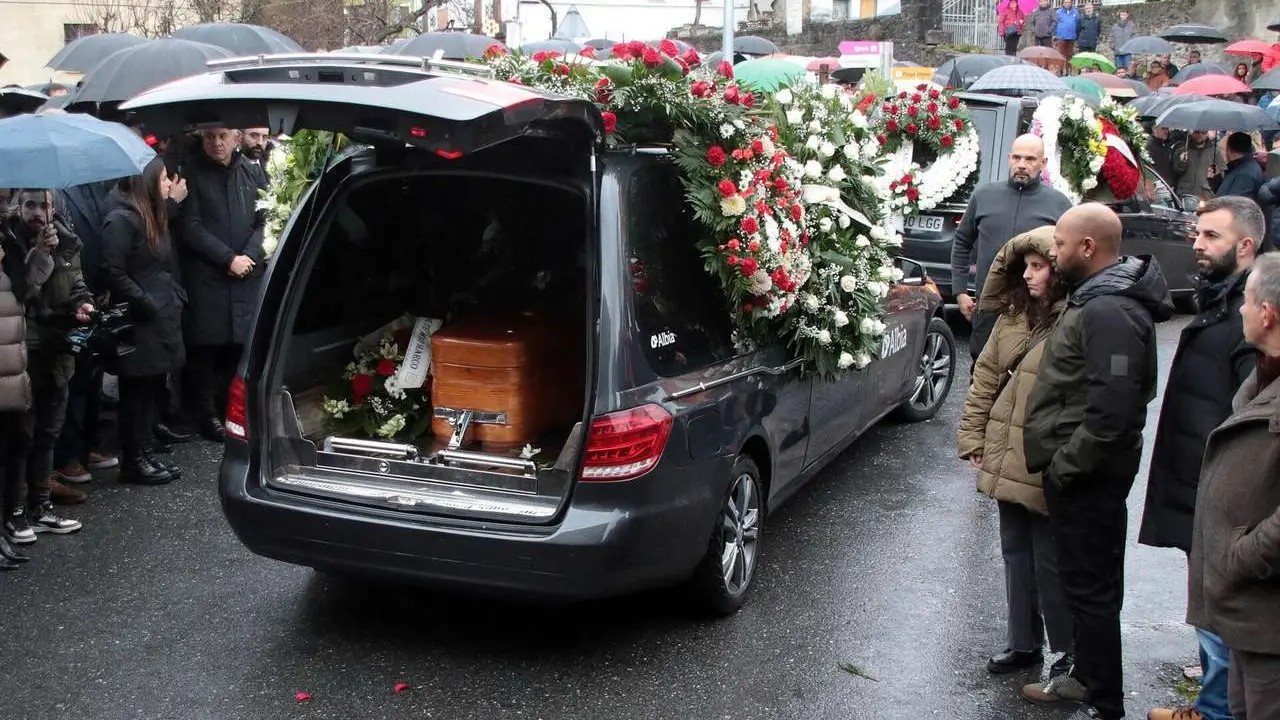 Salida del funeral por Anilson Soares, fallecido en el accidente de Cangas del Narcea. Peio Garc&iacute;a (ICAL)