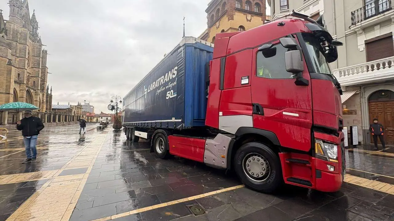 Tareas de montaje del mercadillo navide&ntilde;o en la plaza de la Catedral. Le&oacute;n 24 Horas.