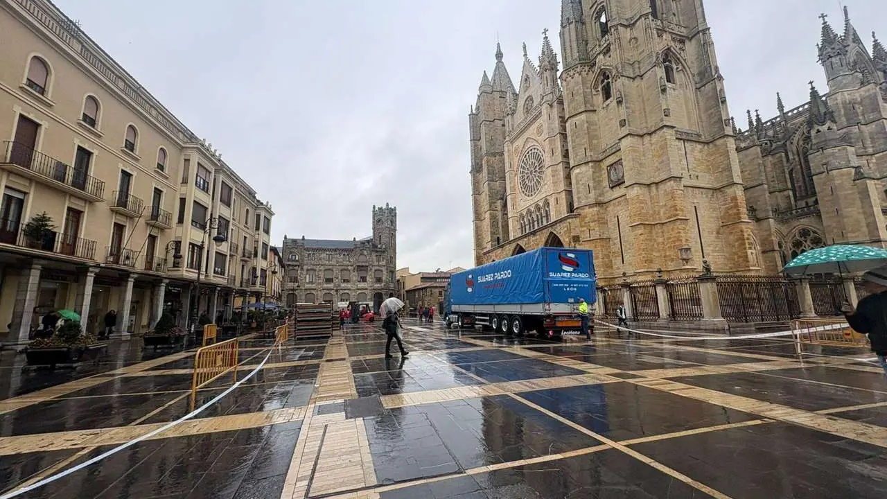 Tareas de montaje del mercadillo navide&ntilde;o en la plaza de la Catedral. Le&oacute;n 24 Horas.