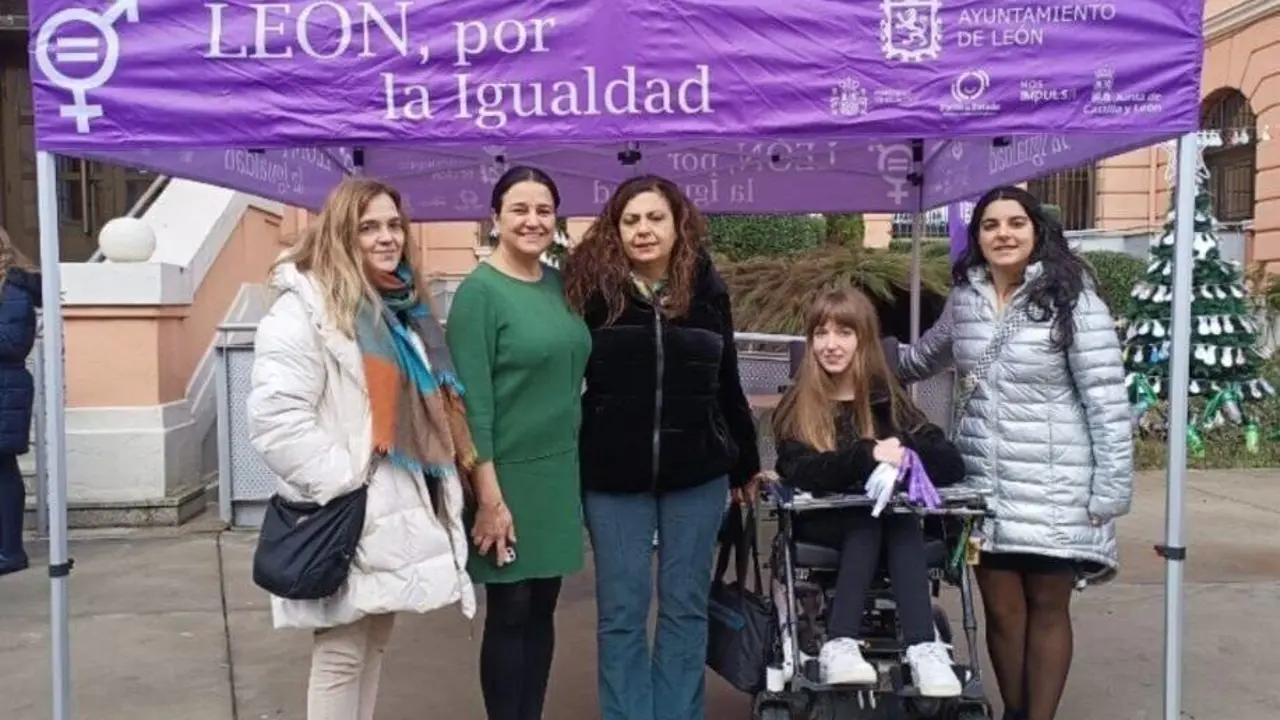 Uno de los 18 'puntos violeta' que se han colocado en la capital leonesa.