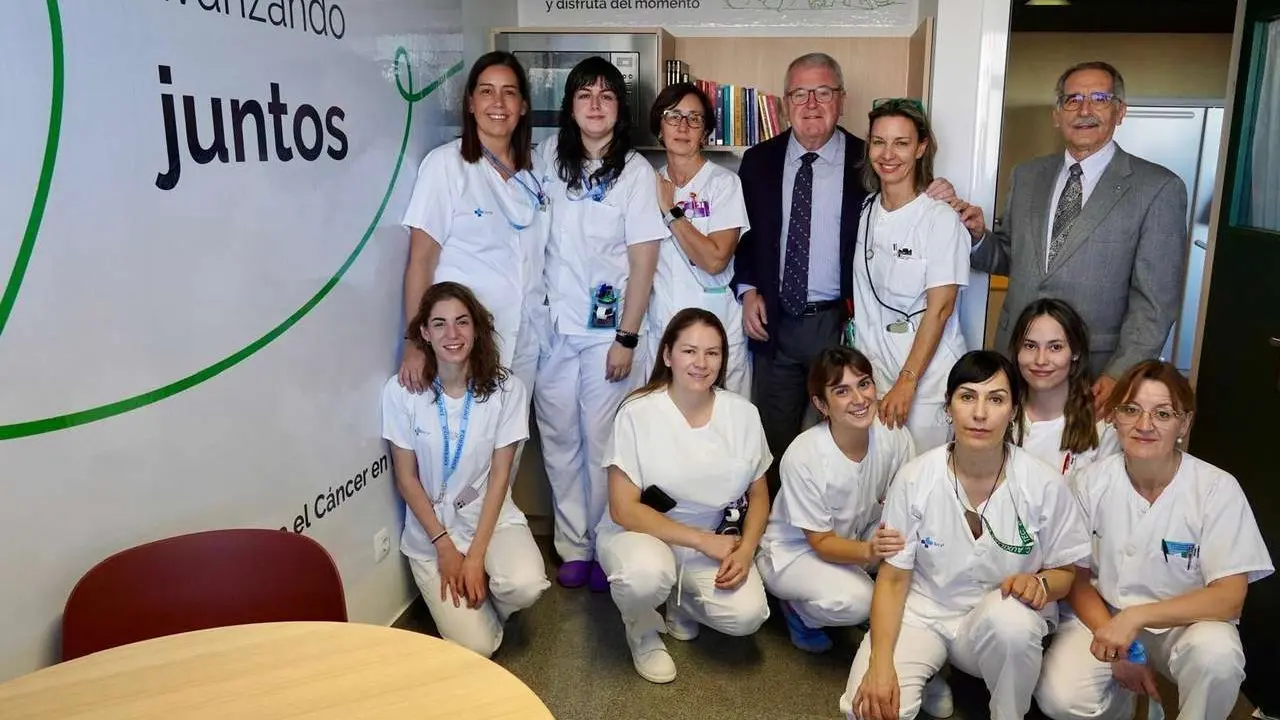 El gerente del Caule, el presidente de la AECC en Le&oacute;n y parte del personal de la planta, en la nueva sala de respiro del Hospital de Le&oacute;n.