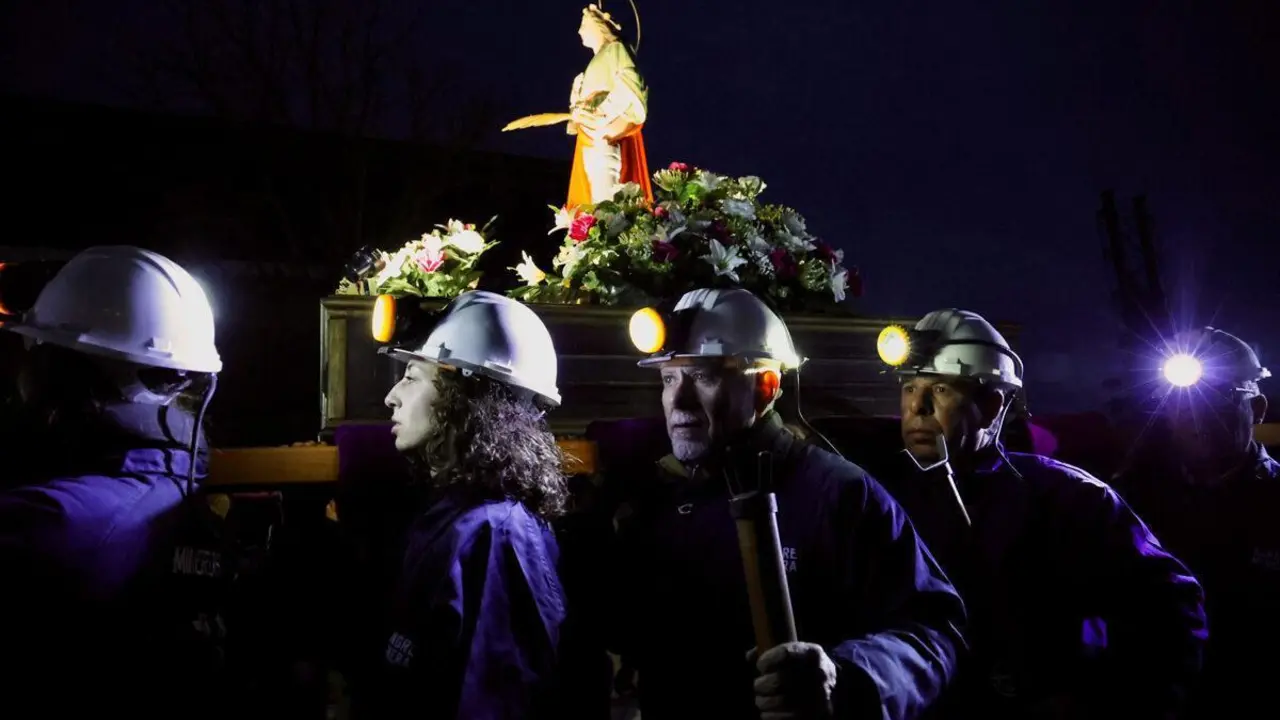 El colectivo Sangre Minera-Instituto de Estudios Monta&ntilde;a Central organiza una Procesi&oacute;n nocturna en honor a santa B&aacute;rbara en La Robla (Le&oacute;n) con salida de la Mina Escuela y llegada a la iglesia de la localidad. | ICAL