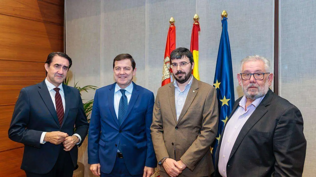 El presidente de la Junta y el consejero de Fomento, este jueves en Santovenia de la Valdoncina.