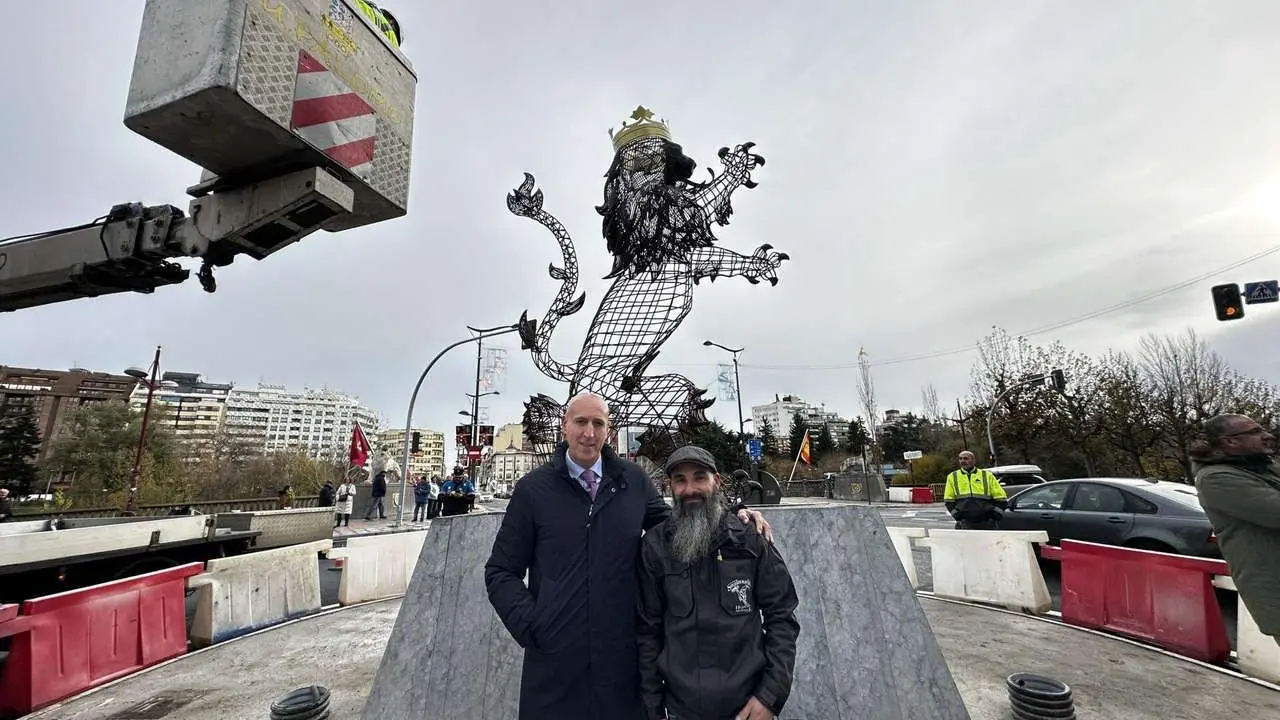 Escultura del artista Fernaobra del escultor Fernando Ortizndo Ortiz instalada en la glorieta del Puente de los Leones. Ical