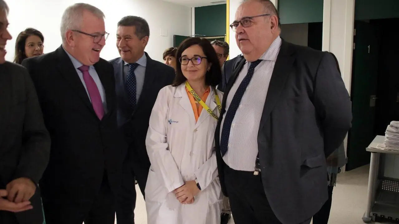 El consejero de Sanidad (d) visit&oacute; este viernes el nuevo equipamiento tecnol&oacute;gico del Hospital de Le&oacute;n. | ICAL
