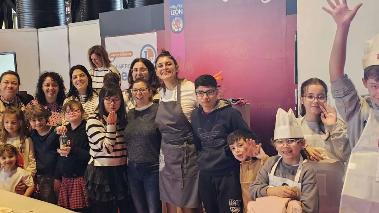 Segunda sesi&oacute;n del taller &ldquo;&iexcl;Yo tambi&eacute;n cocino!&rdquo; de Eva Mill&aacute;n junto a un grupo de ni&ntilde;os y j&oacute;venes del centro K&ouml;a Le&oacute;n. Le&oacute;n 24 horas.