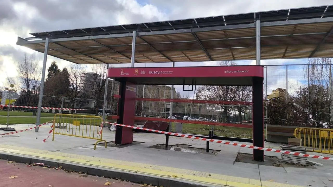 Vista general del Intercambiador Reyes Leoneses, con las marquesinas de Buscyl instaladas pero a&uacute;n vallado. Le&oacute;n 24 horas.
