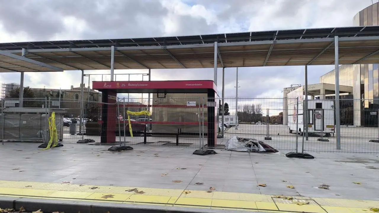 Vista general del Intercambiador Reyes Leoneses, con las marquesinas de Buscyl instaladas pero a&uacute;n vallado. Le&oacute;n 24 horas.