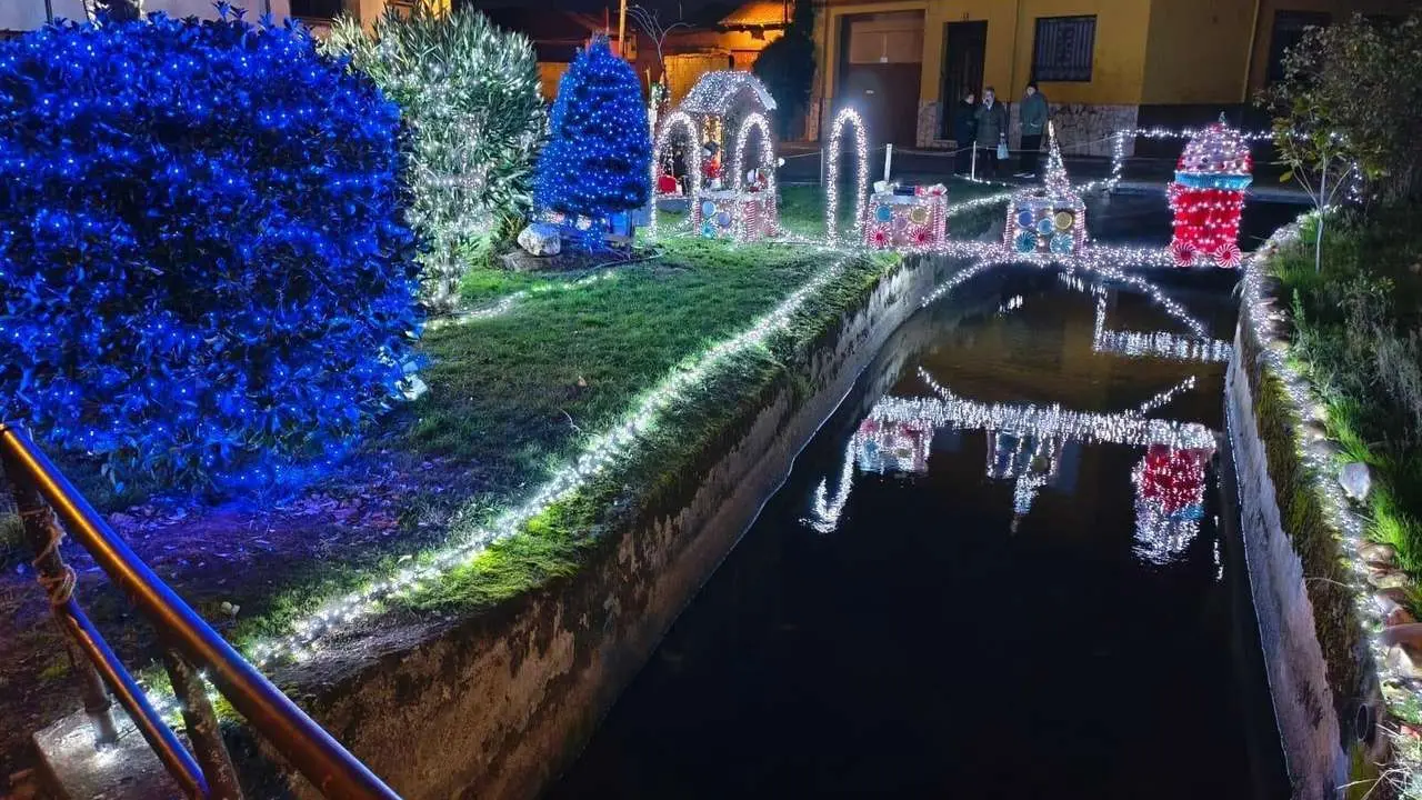 Decoraci&oacute;n navide&ntilde;a de ganchillo en Villoria de &Oacute;rbigo durante el octavo encendido del &aacute;rbol y el nacimiento. Le&oacute;n 24 horas.
