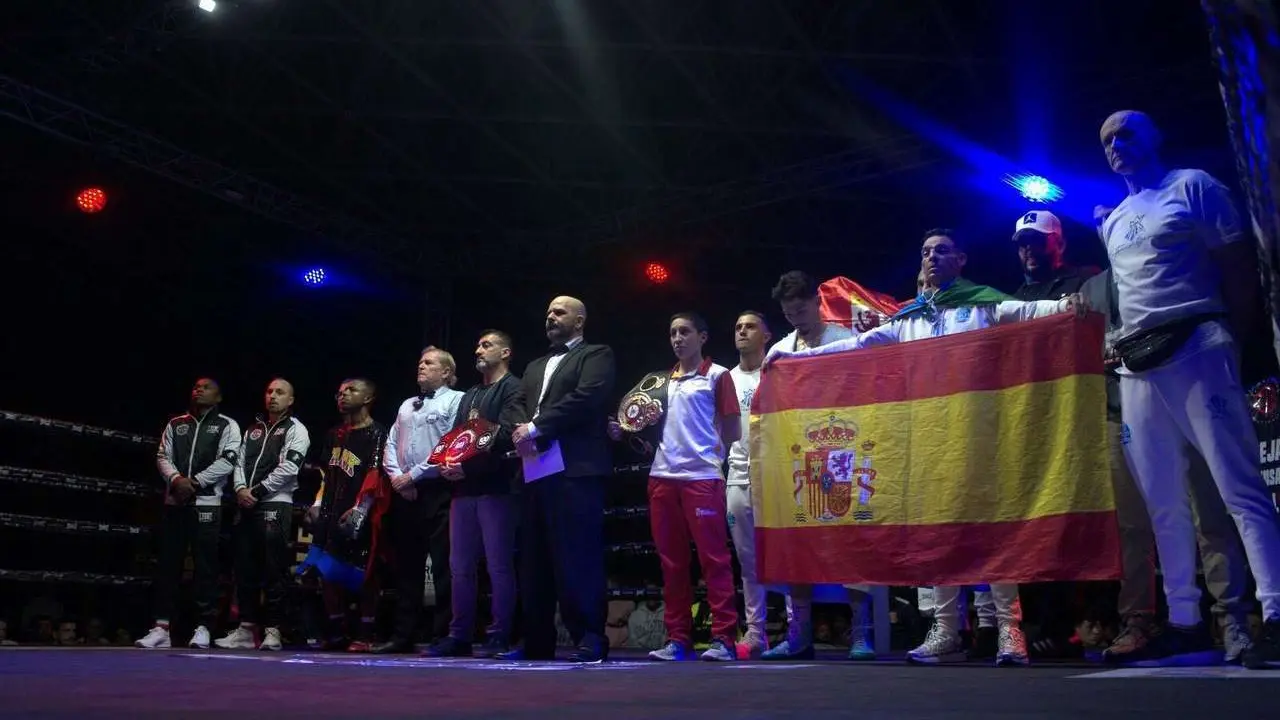 Combate de Antonio Barrul contra Fran Mendoza en el Palacio de los Deportes de Le&oacute;n. / a.mproducciones