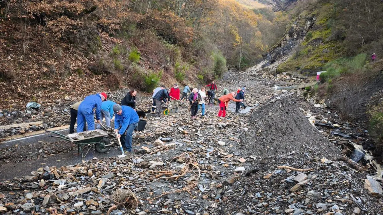 Vecinos de Pe&ntilde;alba de Santiago comienzan a retirar el argayo ante la inacci&oacute;n de las administraciones. | ICAL