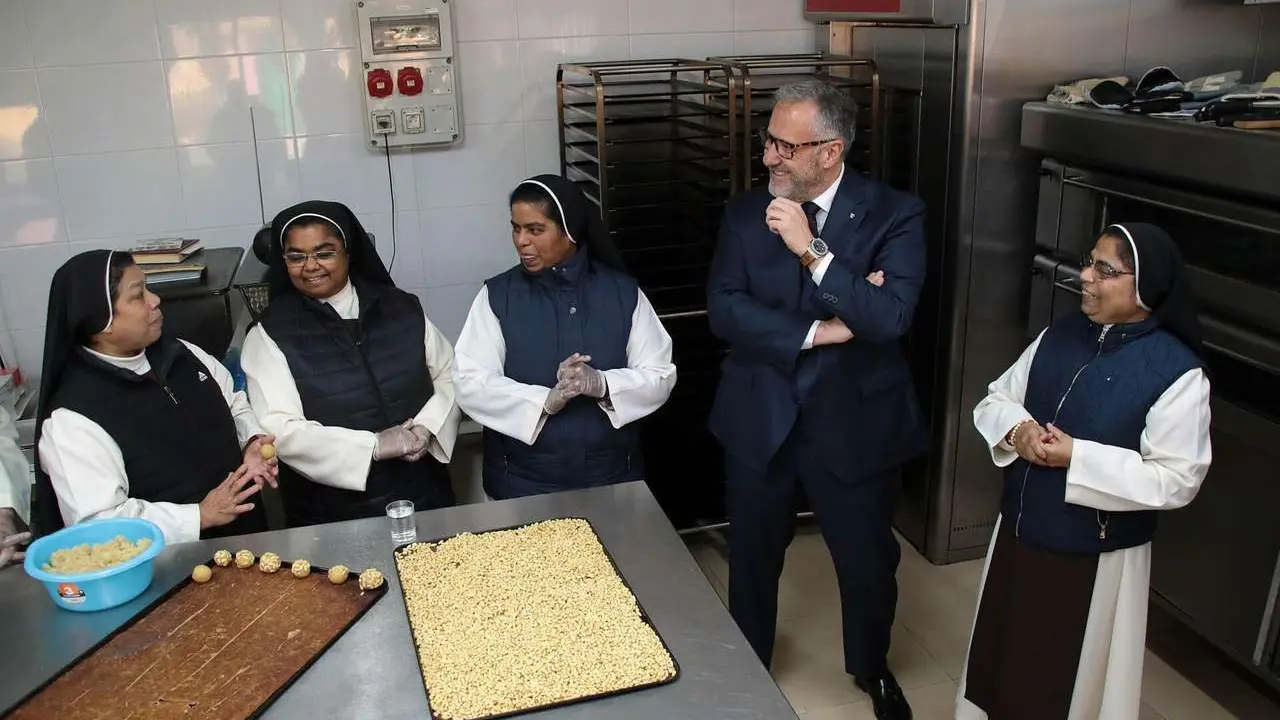 El presidente de las Cortes y de la Fundaci&oacute;n de Castilla y Le&oacute;n, Carlos Poll&aacute;n, presenta la feria de convento &lsquo;Dulce Tentaci&oacute;n&rsquo;, junto al director de la entidad, Juan Zapatero, en Toral de los Guzmanes (Le&oacute;n)