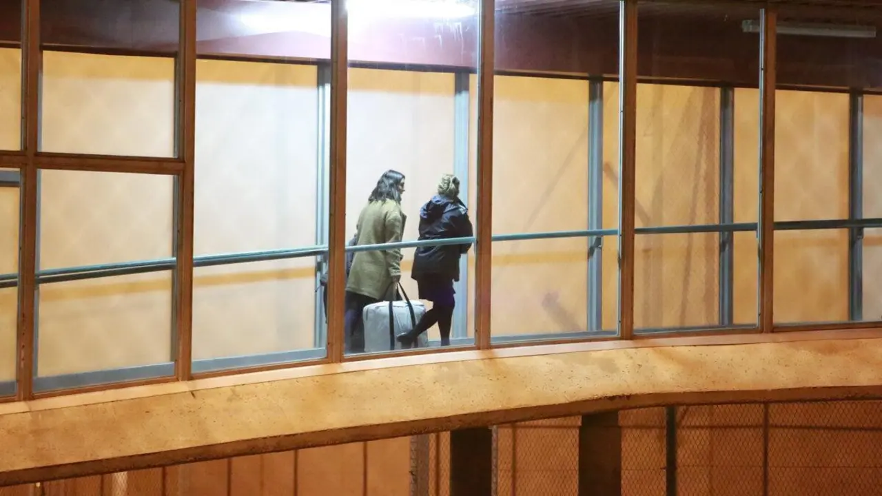 Entrada en prisi&oacute;n de la expolic&iacute;a Raquel Gago por el crimen de Isabel Carrasco. | CAMPILLO/ ICAL