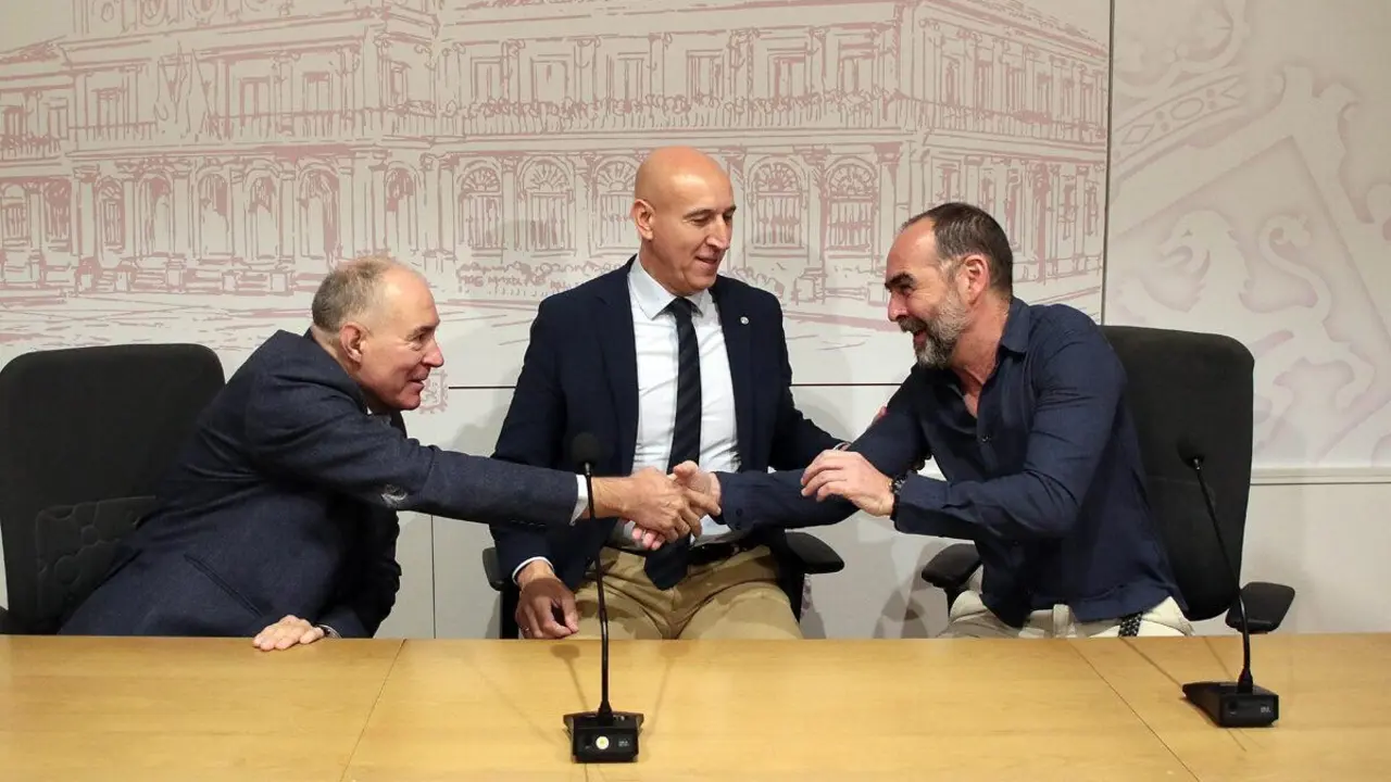 El alcalde de Le&oacute;n, Jos&eacute; Antonio Diez, entre Eduardo L&oacute;pez Sendino (i, UPL) y el ingeniero municipal Alberto P&eacute;rez. | ICAL