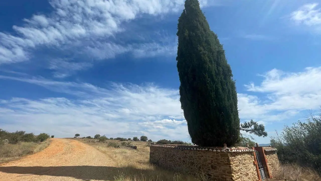 Un min&uacute;sculo antiguo cementerio en Lagunas de Somoza, provincia de Le&oacute;n. | SM