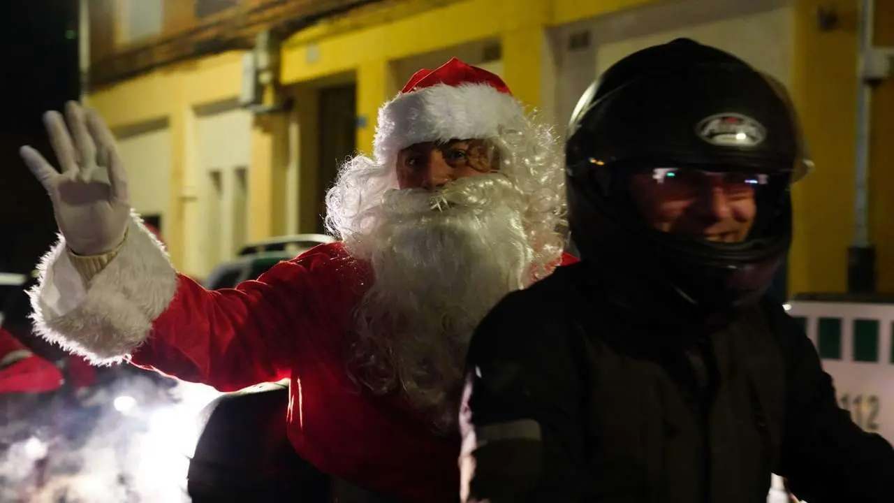 Vecinos del barrio de San Benito, protagonistas de la tarde con decoraci&oacute;n, m&uacute;sica y chocolatada. Le&oacute;n 24 horas.