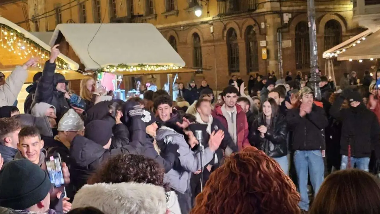 Lil Mess durante la grabaci&oacute;n en la Plaza de Regla, junto a la Catedral de Le&oacute;n. | Le&oacute;n 24 Horas