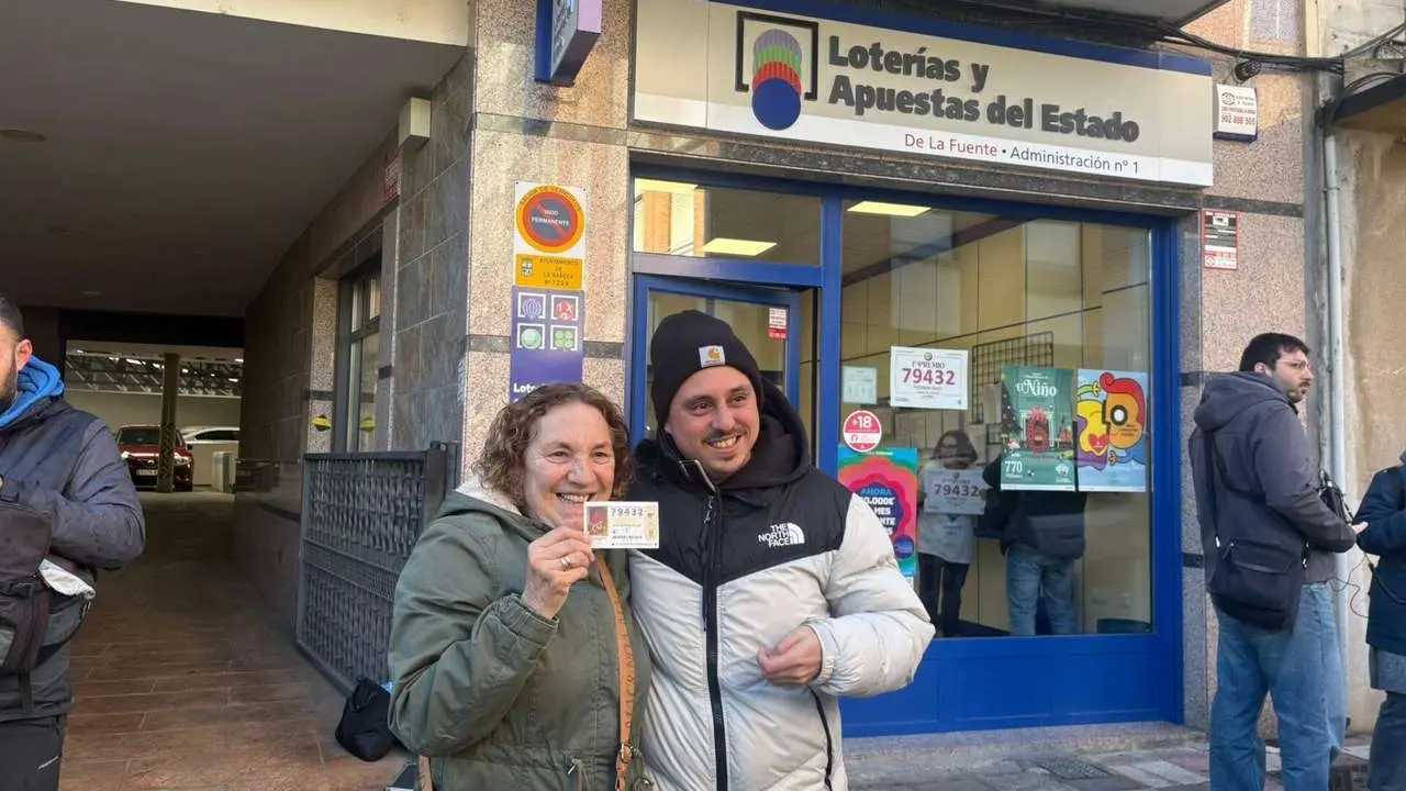 La Ba&ntilde;eza se ha inundado este lunes de millones con el primer premio del Gordo de Navidad. 