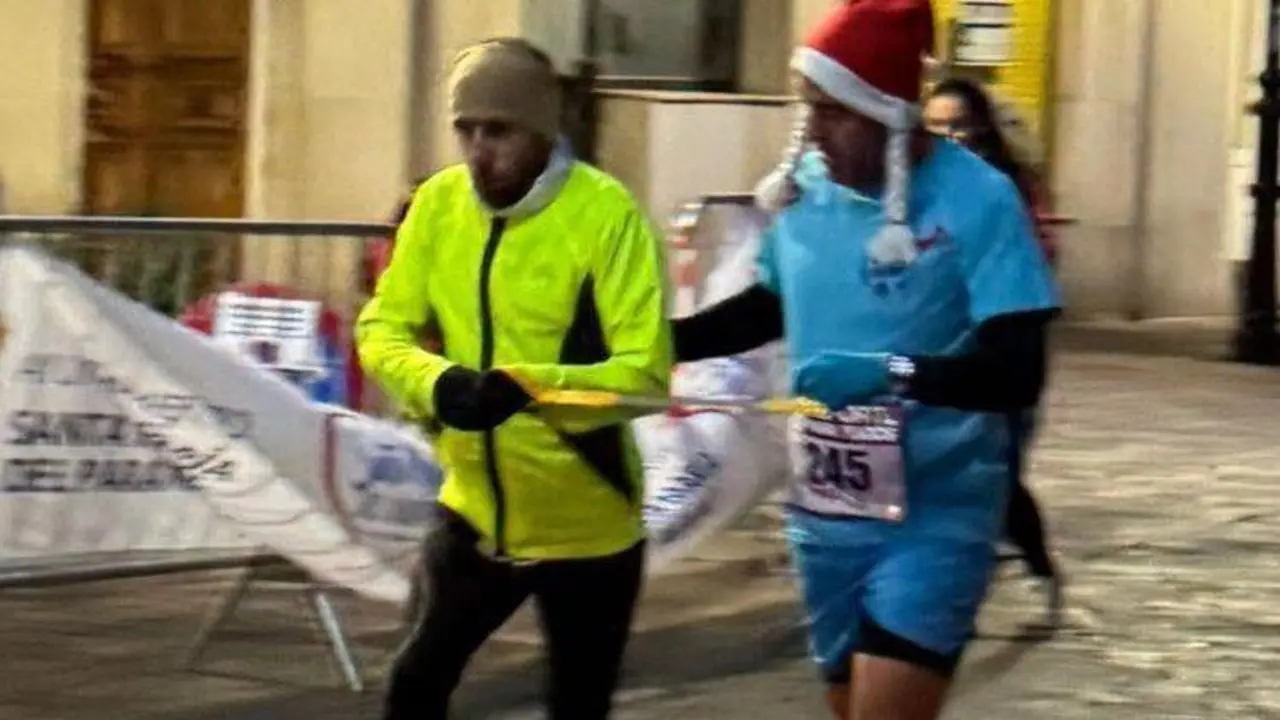 El exmilitar leon&eacute;s Marcos Bas (i) en la &uacute;ltima San Silvestre de Santa Mar&iacute;a del P&aacute;ramo. Junto a &eacute;l, el corredor que le hace de 'lazarillo', su amigo David.