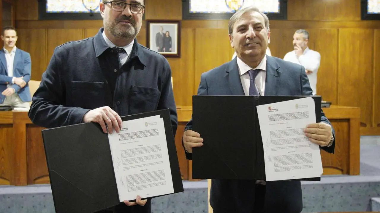 El consejero de Movilidad y Transformaci&oacute;n Digital, Jos&eacute; Luis Sanz Merino, junto al alcalde de Ponferrada, Marco Morala, durante la firma del protocolo de colaboraci&oacute;n en materia de competencias digitales. ical.