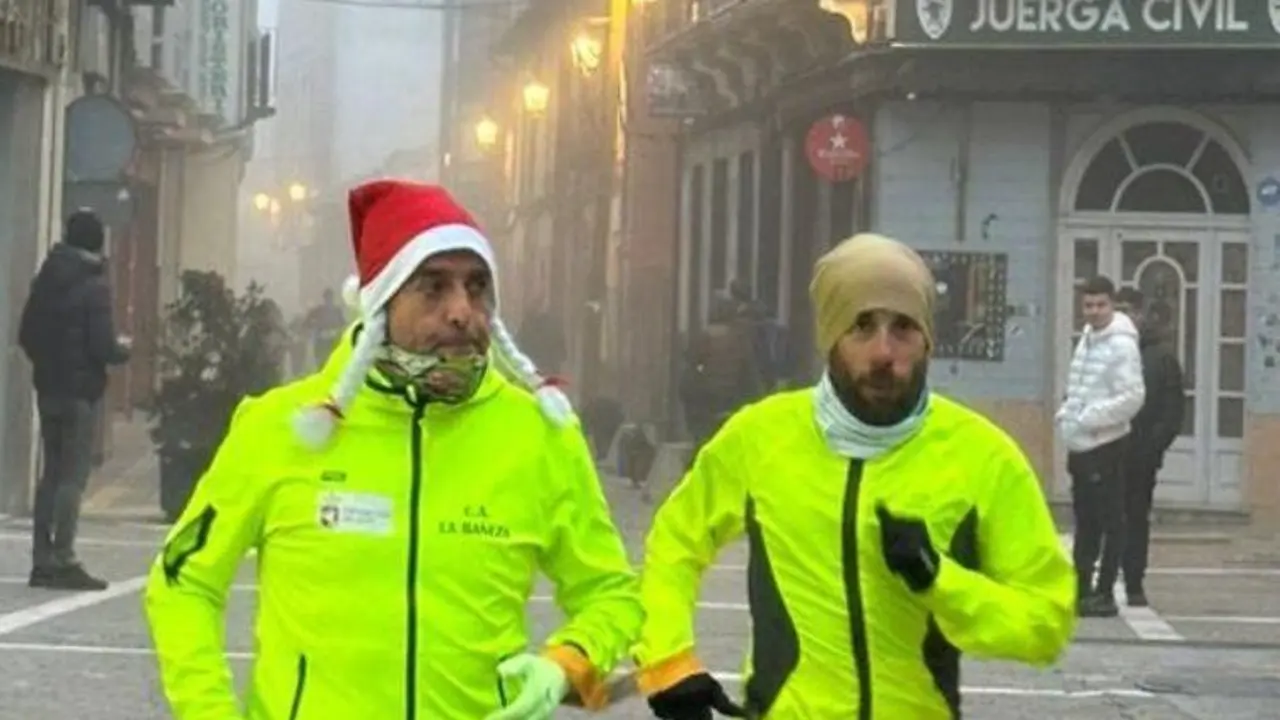 El leon&eacute;s Marcos B., durante su tercera San Silvestre de este a&ntilde;o, junto a su fiel 'lazarillo', David.
