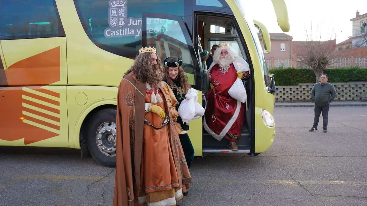 La cabalgata de Reyes Magos llena de ilusi&oacute;n las calles de Sahag&uacute;n.