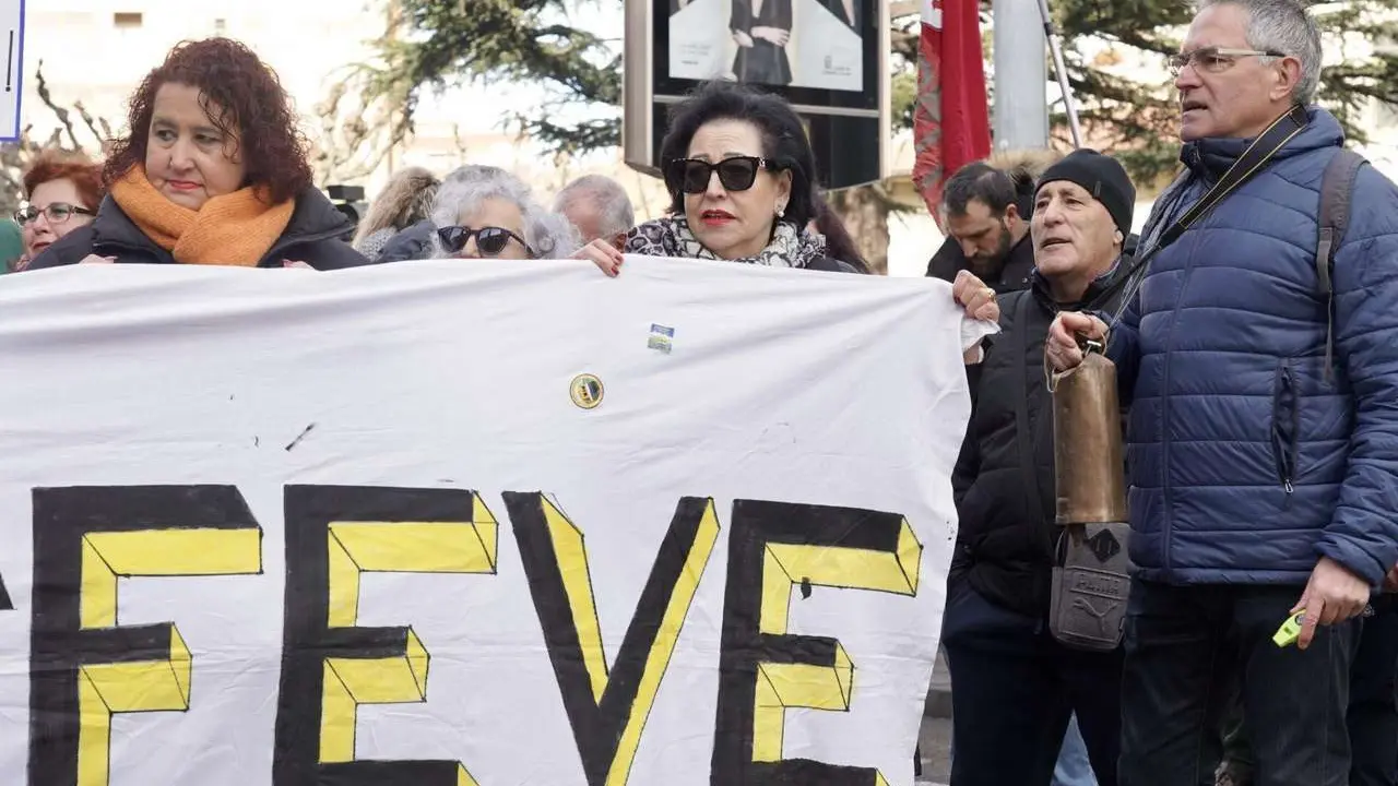 Concentraci&oacute;n frente a la estaci&oacute;n de Feve de Matallana para reclamar el regreso del tren de v&iacute;a estrecha al centro de la ciudad. Campillo. ICAL.