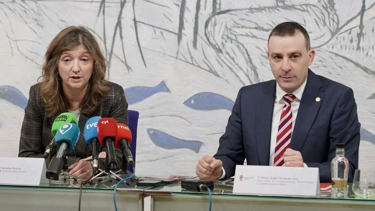 La rectora de la Universidad de Le&oacute;n, Nuria Gonz&aacute;lez, y el vicerrector de Infraestructuras, Sostenibilidad y Transformaci&oacute;n Digital, Ram&oacute;n &Aacute;ngel Fern&aacute;ndez, informan sobre los avances para la implantaci&oacute;n del grado en Medicina tanto en materia de infraestructuras como a nivel acad&eacute;mico. ICAL