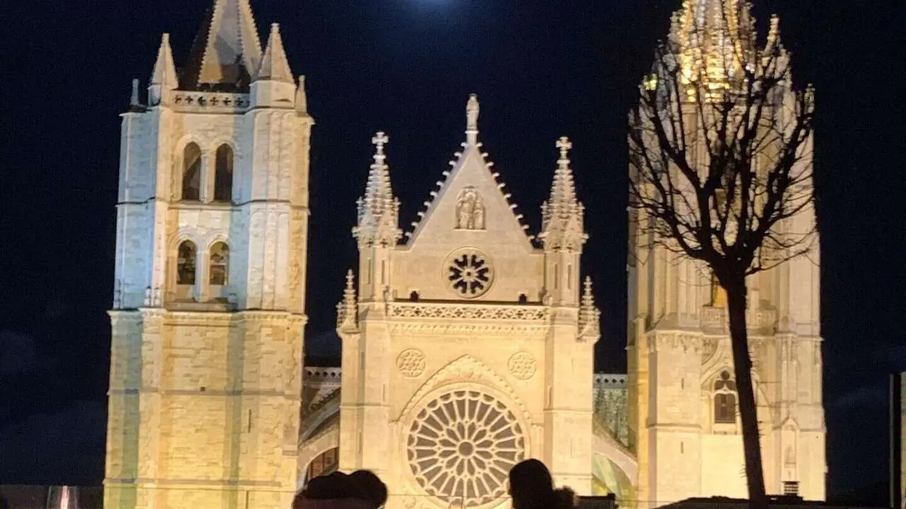 La Catedral y la luna desde la terraza del Hotel Camarote. | SM