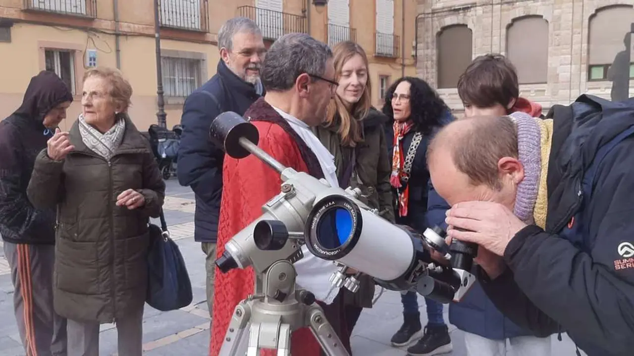 Vecinos y visitantes participaron en la observaci&oacute;n p&uacute;blica del Sol organizada en el centro de Le&oacute;n. | Le&oacute;n 24 Horas