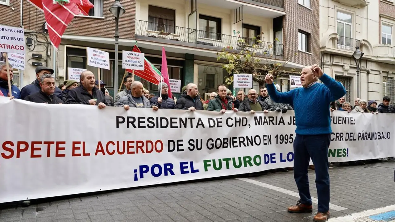 Los regantes del P&aacute;ramo Bajo de Le&oacute;n se movilizan ante la CHD para exigir que cumpla los compromisos firmados hace d&eacute;cadas. | ICAL