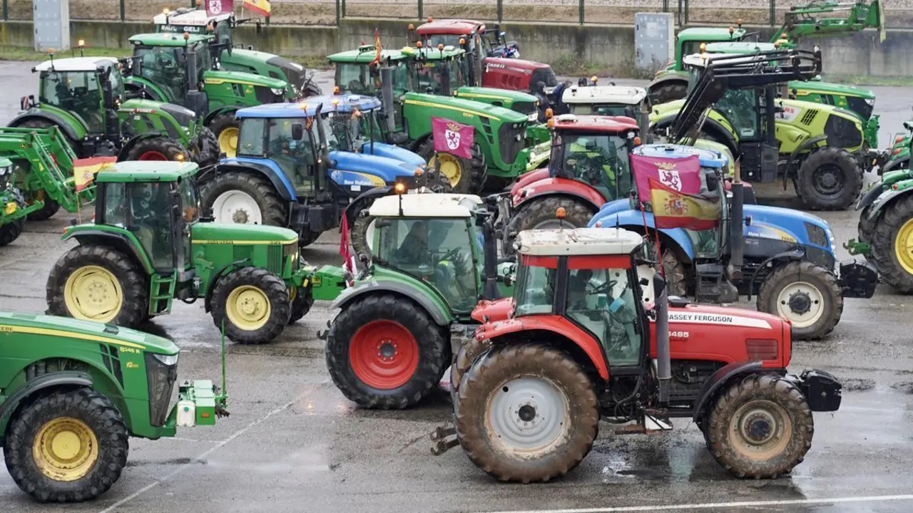 La Plataforma de Defensa del Campo Leon&eacute;s (Decale&oacute;n) ha celebrado este mi&eacute;rcoles en Le&oacute;n una tractorada en contra de Mercosur, los recortes de la PAC y la competencia desleal. | ICAL