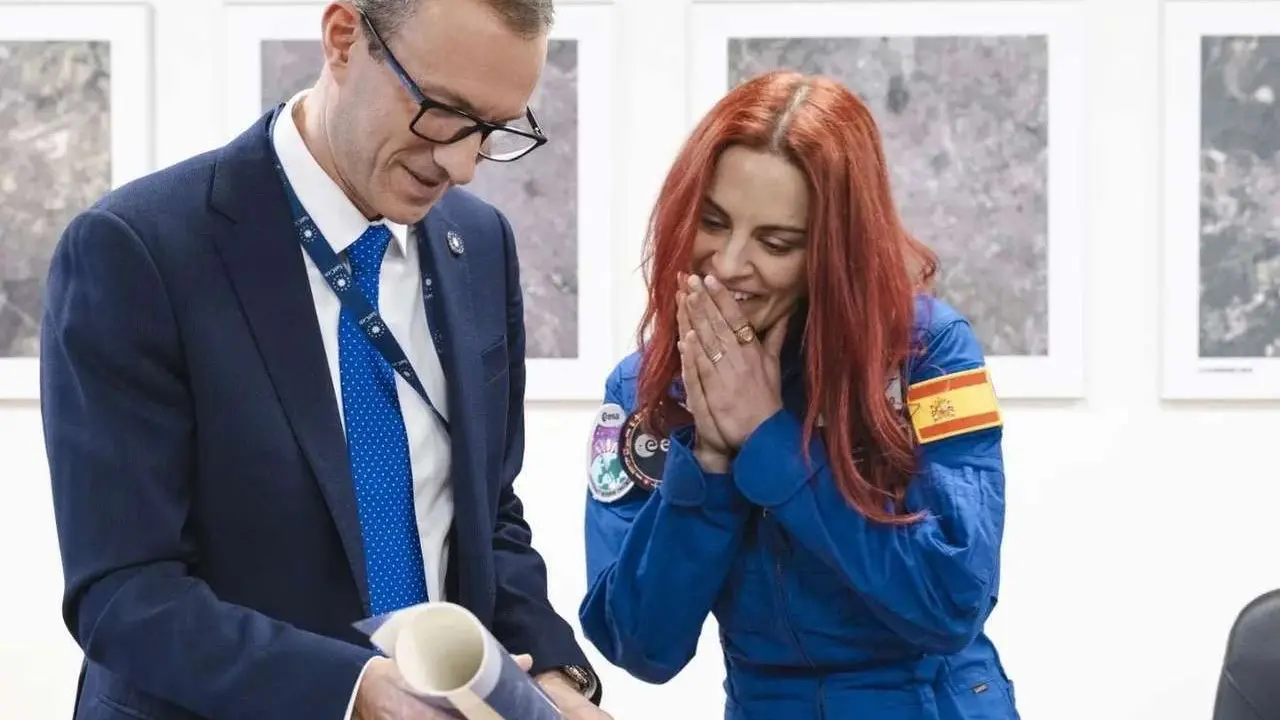 Sara Garc&iacute;a Alonso junto a Louis Tillier en el Centro de Sat&eacute;lites de la Uni&oacute;n Europea. | @astro_sarag