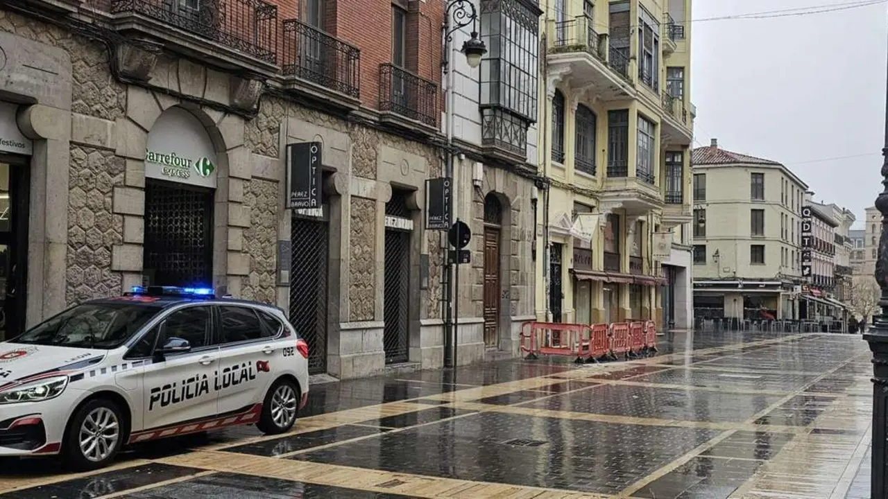Temporal &lsquo;Ingrid&rsquo; en Le&oacute;n: los Bomberos intervienen en la Calle Ancha tras un desprendimiento en la fachada del edificio del Gnomos. Foto: Le&oacute;n 24 Horas