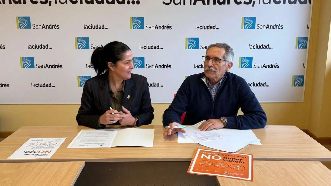 La alcaldesa de San Andr&eacute;s del Rabanedo, Ana Caurel, y el presidente provincial de la Asociaci&oacute;n Espa&ntilde;ola Contra el C&aacute;ncer, Estanislao de Luis Calabuig.